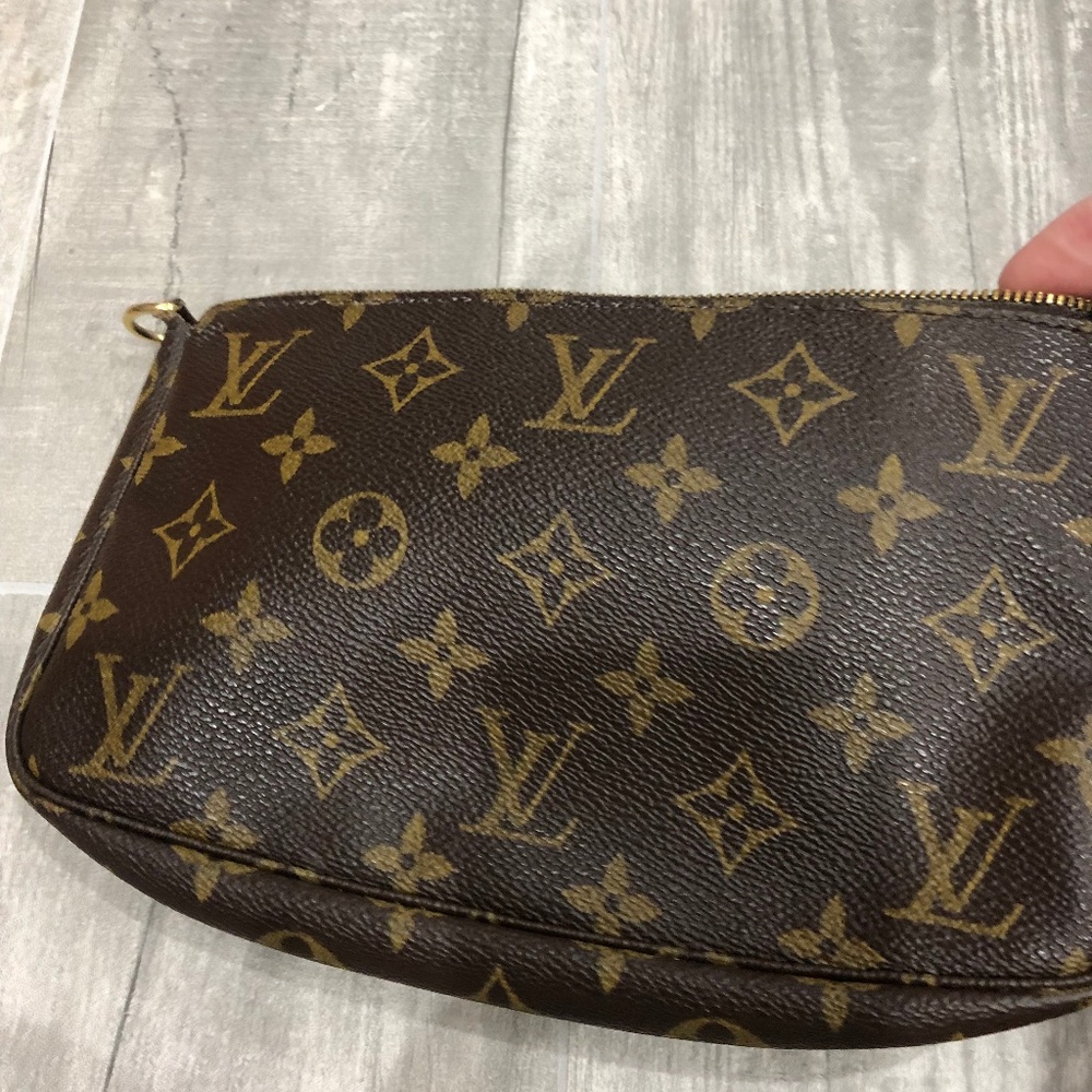 Lv pochette
